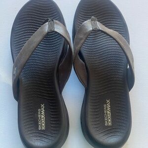 Skechers Goga max dark brown sandals